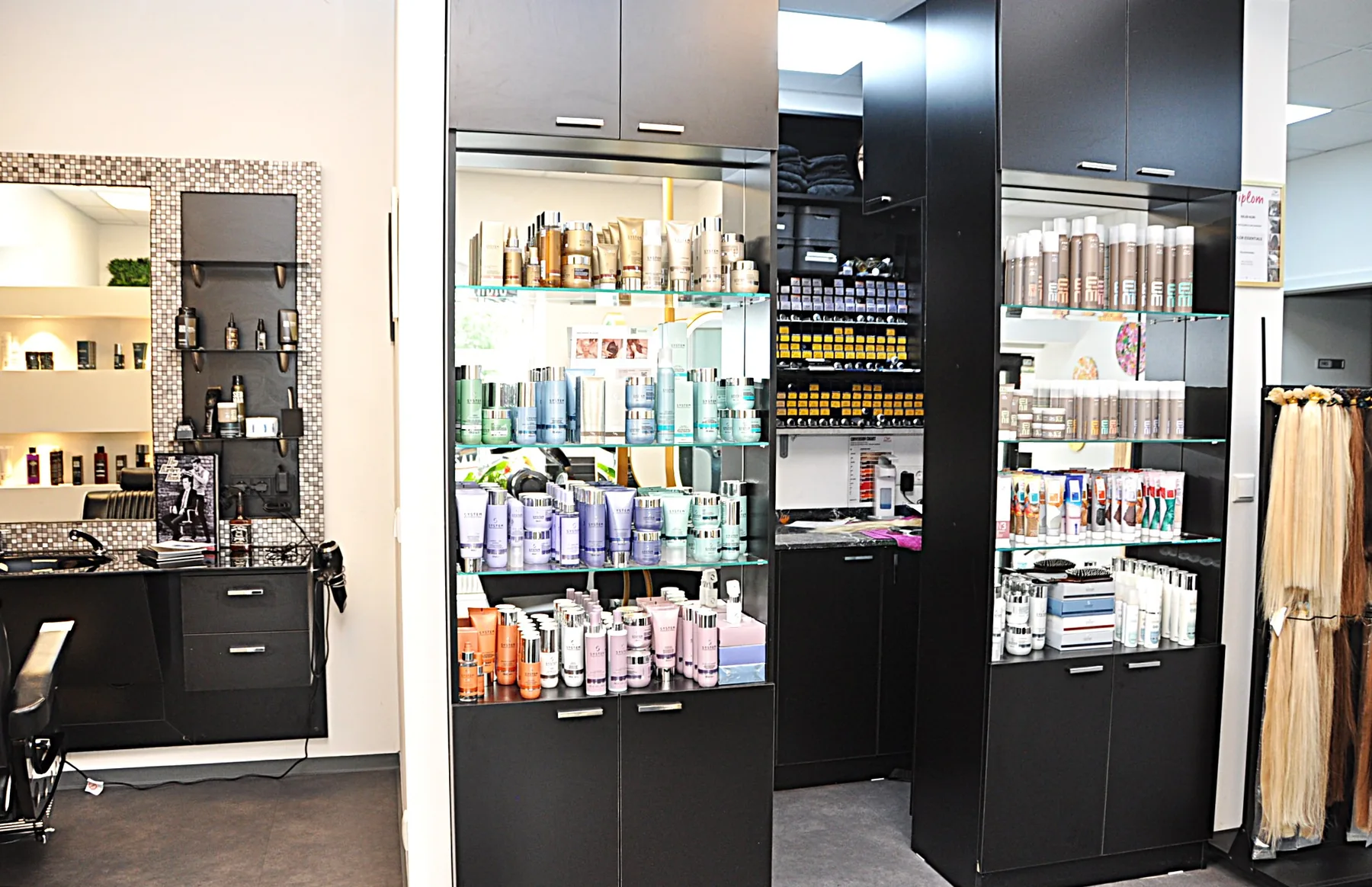 Warensortiment Wella System Professional in beleuchteten Regalen