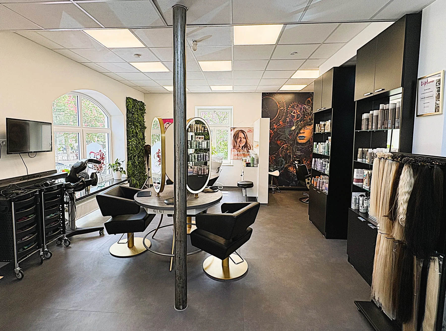 Friseurbereich mit modernen Bedienplätzen und Spiegeln
