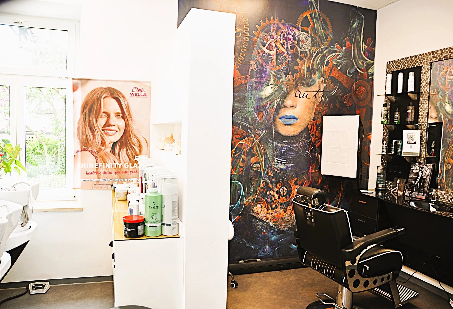 Weiterer Blick auf den Friseurbereich mit Bedienplätzen