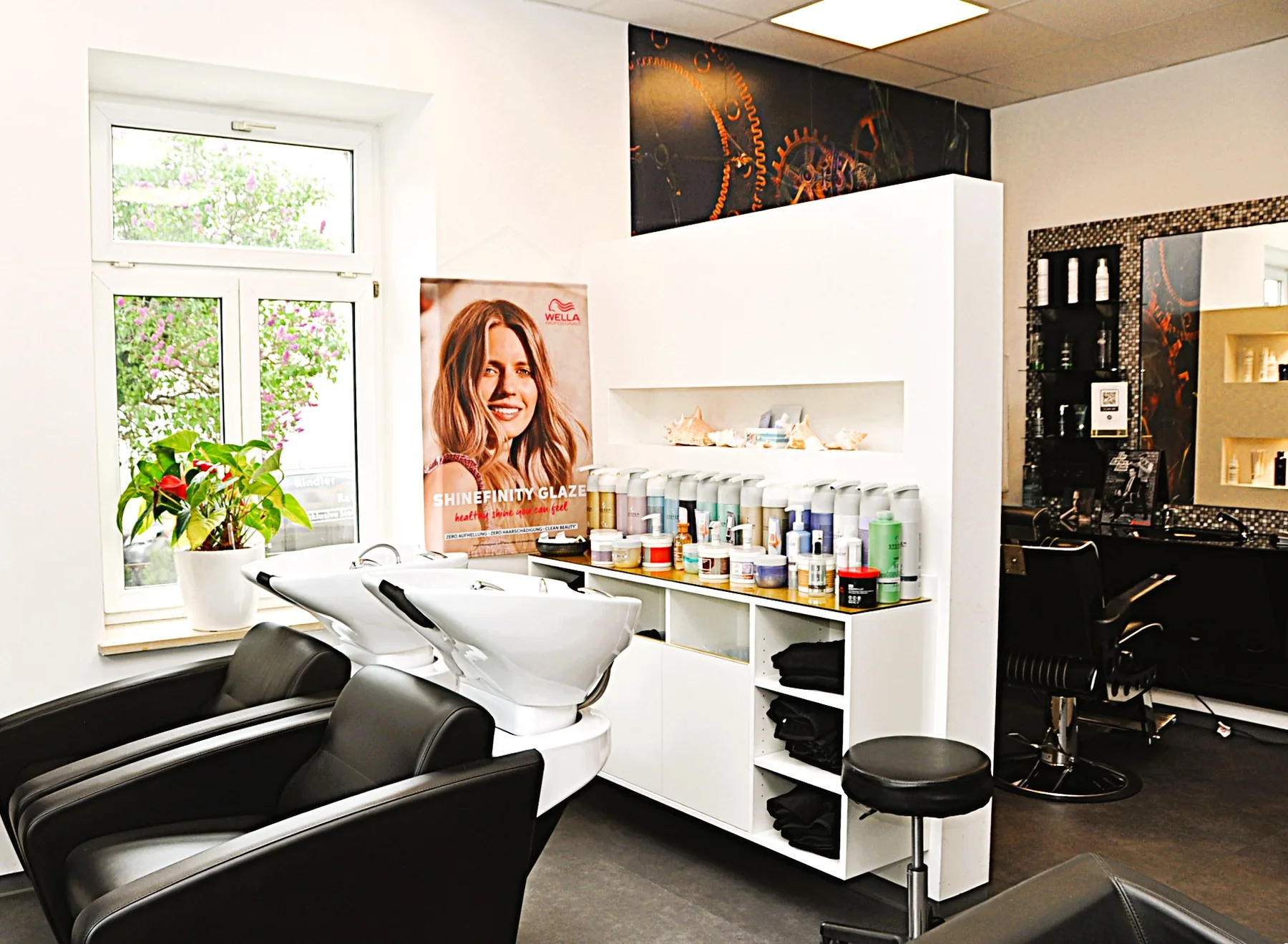 Friseur-Herrenbereich mit künstlerischer Wandgestaltung